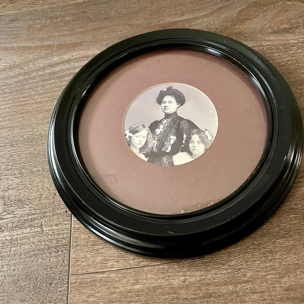 Vintage Wooden Elegant Black Round Photo Frame